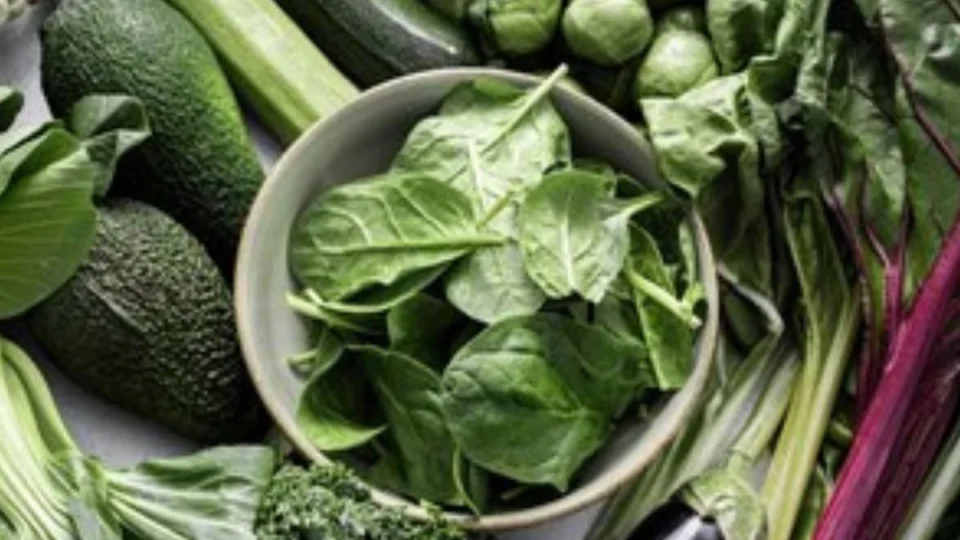 Vegetais verde-escuro: quais são os benefícios e como incluí-los na dieta?