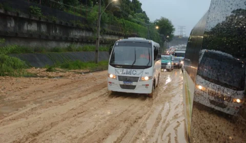 VÍDEO: chuva forte em Manaus causa desmoronamento de barranco na Avenida das Torres