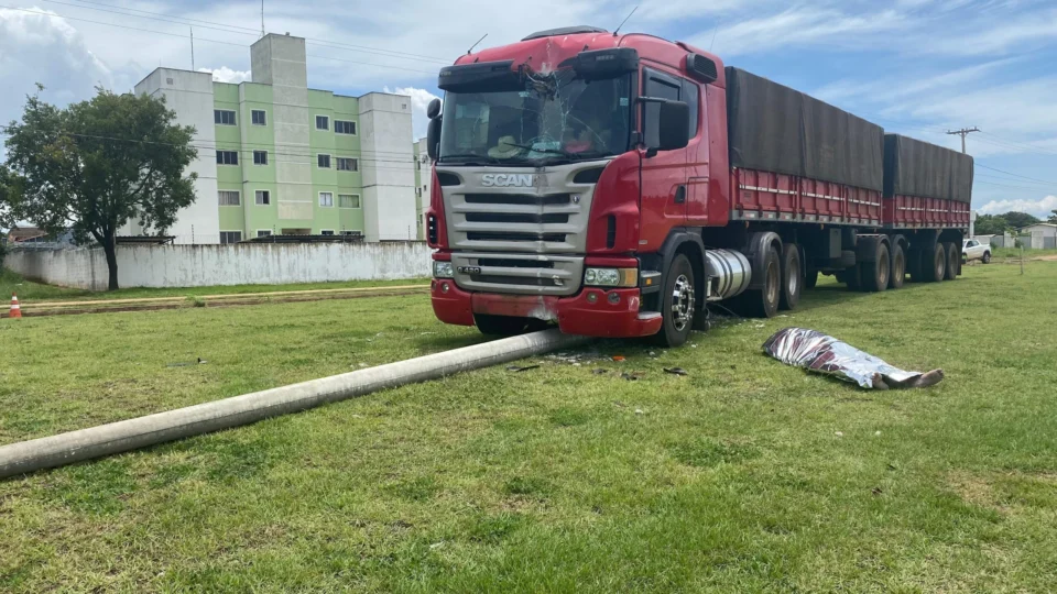 Caminhoneiro morre após passar mal e bater em poste em Palmas