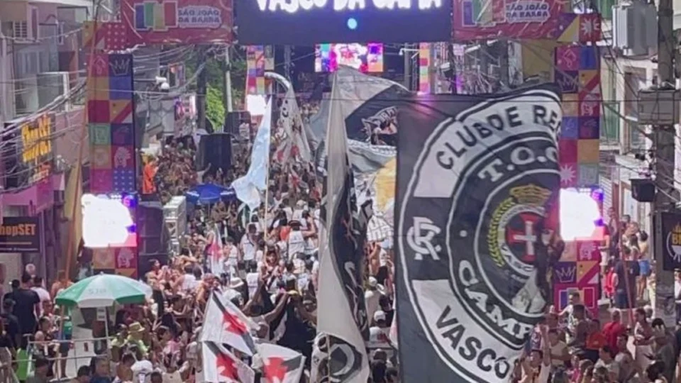 Bloco com as cores do Vasco anima interior do Rio de Janeiro