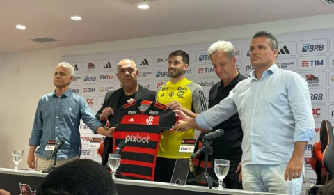 Matías Viña é apresentado pelo Flamengo
