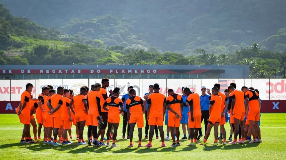 LDU treina no Ninho do Urubu para decidir a Recopa contra o Flu