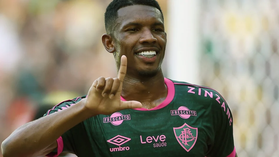 Fluminense vence e reassume a ponta do Carioca