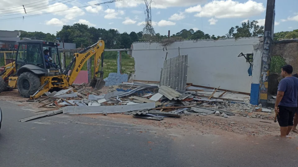 Boxes em situação irregular são demolidos no Santa Etelvina na ZN de Manaus