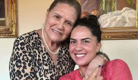 Após ser acusada de ataque em perfil fake, mulher de Zezé recebe carinho da sogra
