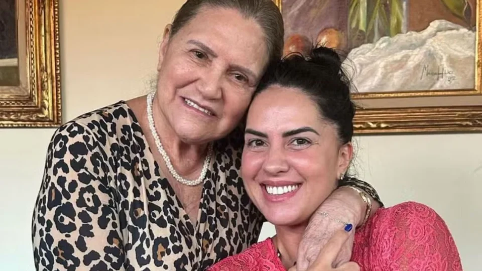 Após ser acusada de ataque em perfil fake, mulher de Zezé recebe carinho da sogra