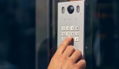 Idoso atende campainha e leva susto ao encontrar cadáver; caso aconteceu em Santos