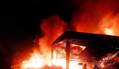 Incêndio atinge fábrica de colchões no Distrito Industrial de Manaus