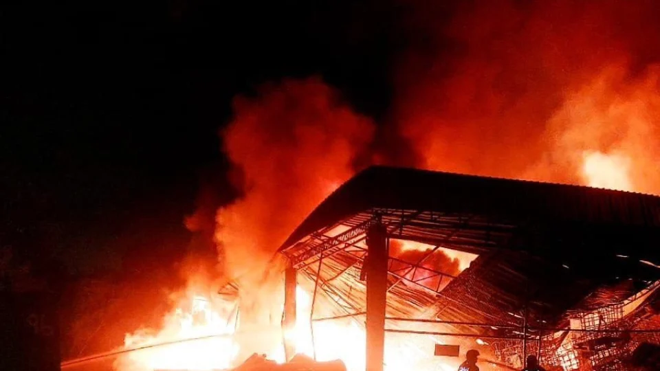 Incêndio atinge fábrica de colchões no Distrito Industrial de Manaus