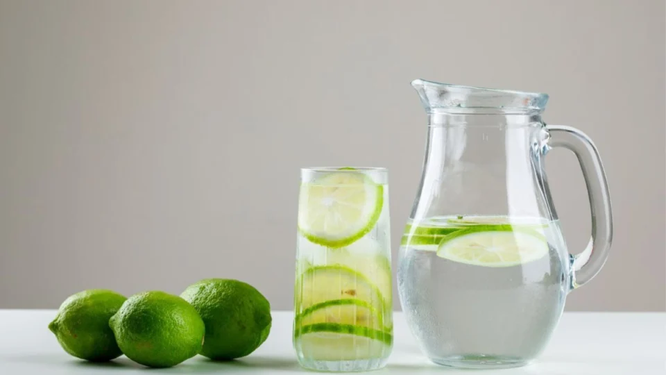 Beber água com limão emagrece? Confira explicação de especialista