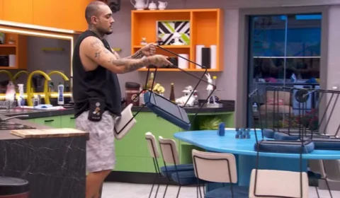 Vídeo mostra MC Bin Laden fazendo faxina no BBB 24 enquanto os outros dormem
