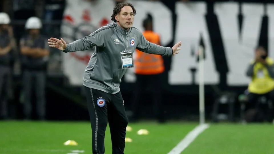 Corinthians avalia possibilidade de contratar Gabriel Milito como treinador