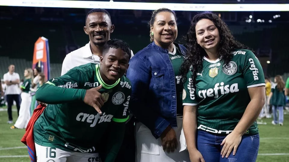 Pai de Endrick é vítima de racismo durante jogo entre Brasil e Venezuela; veja vídeo