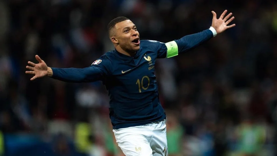 Mbappé assina com Real Madrid e ‘briga’ por número 7 pode motivar crise