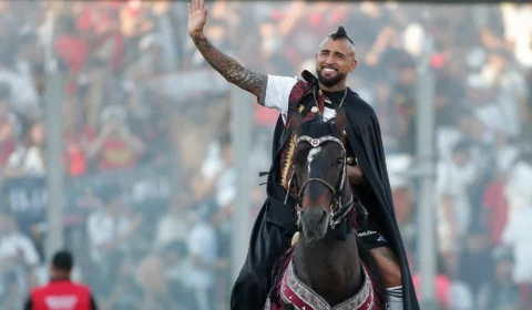 Arturo Vidal é recebido como um rei em sua apresentação pelo Colo-Colo