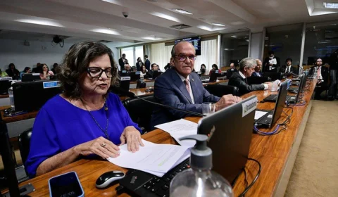 Motorista com 50 anos ou mais poderá ter desconto para renovar CNH