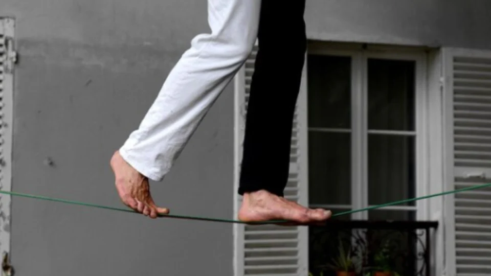 Vídeo impressiona ao mostrar trapezista caindo na plateia durante apresentação