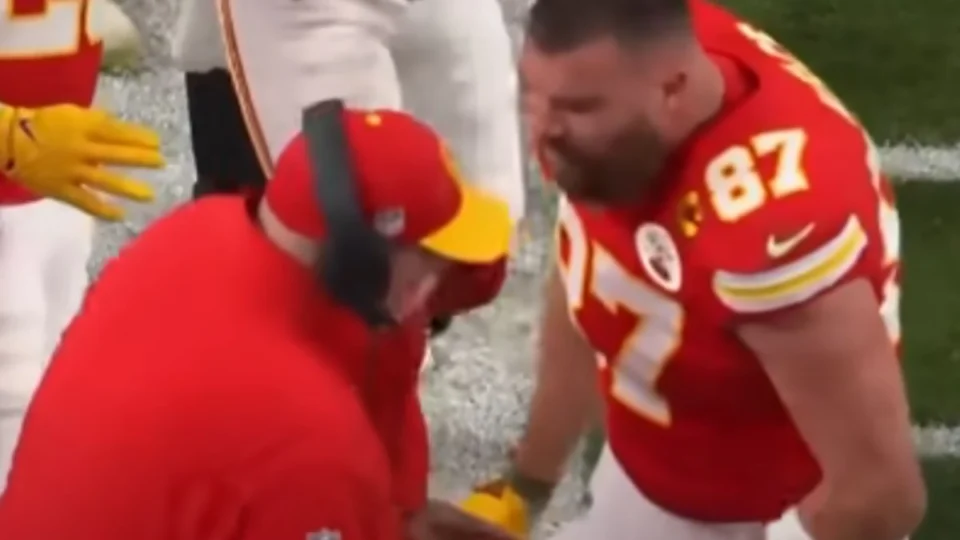 Leitura labial traduz o que namorado de Taylor Swift gritou com seu treinador no SuperBowl