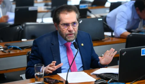 Plínio Valério suspende votação do PL que prorroga cotas raciais
