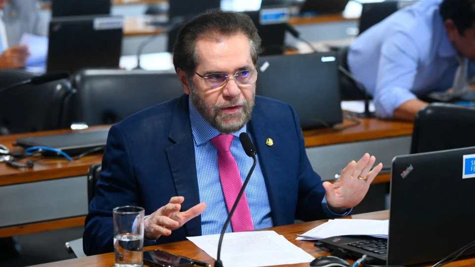 Plínio Valério suspende votação do PL que prorroga cotas raciais