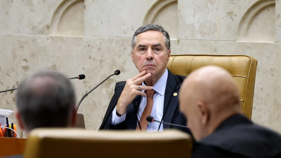 Barroso pede vista e julgamento sobre foro privilegiado é suspenso