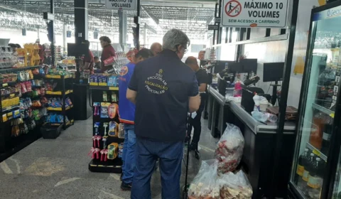 Procon-AM autua supermercado por vendas de produtos vencidos em Manaus