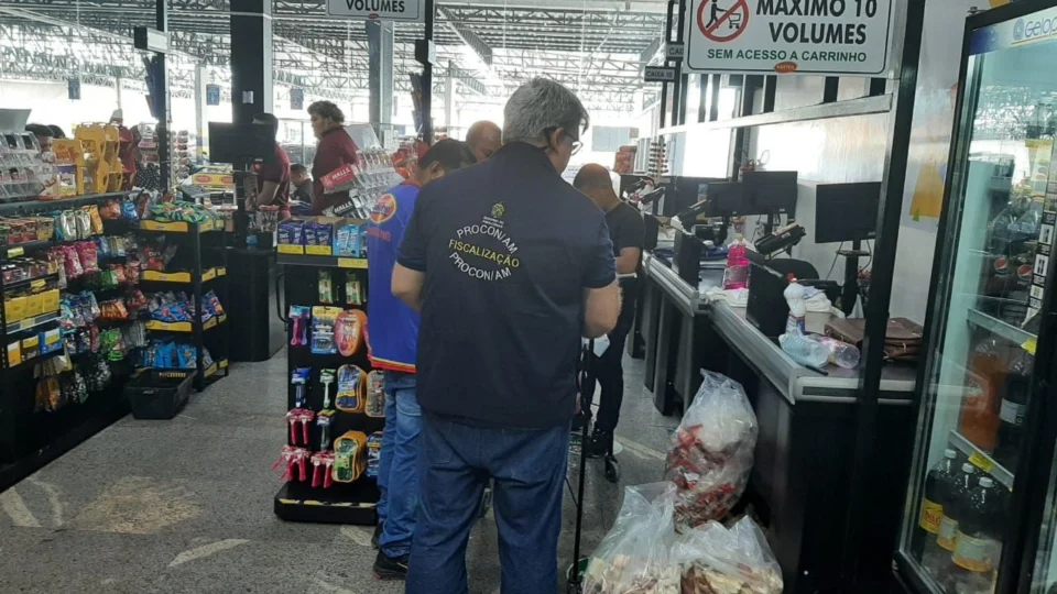 Procon-AM autua supermercado por vendas de produtos vencidos em Manaus