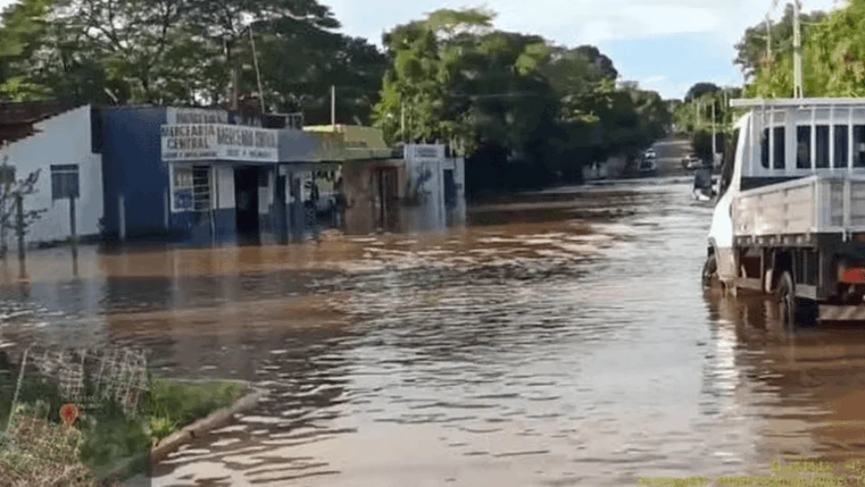 Alagamento atinge 30 casas em Gurupi-TO após represa se romper