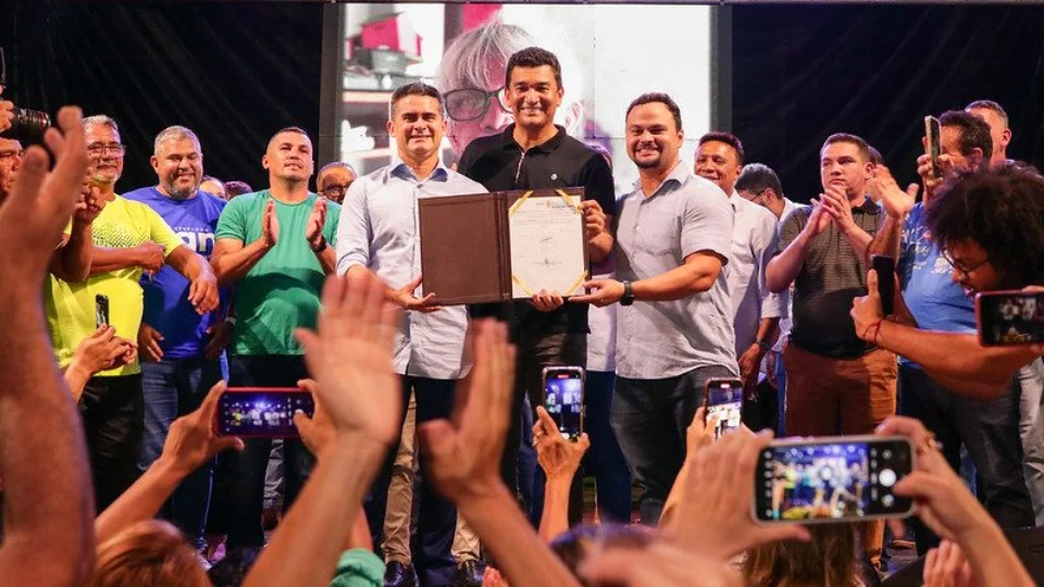 David Almeida assina ordem de serviço do programa ‘Casa Manaura”