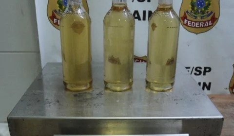 PF prende mulher com droga líquida em garrafas em aeroporto de SP
