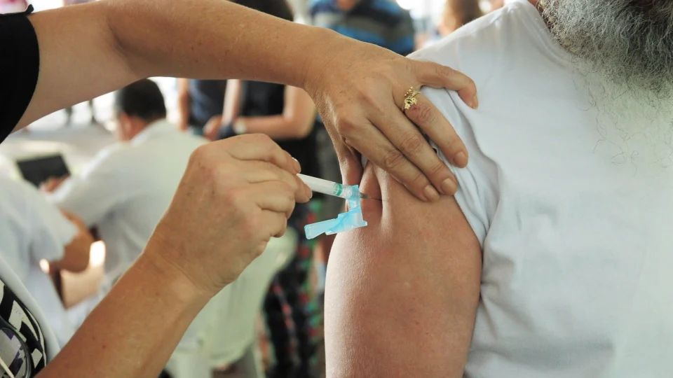 Com 125 locais de vacinação, o DF inicia campanha contra gripe  