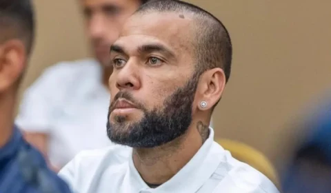 Daniel Alves deixa prisão após pagar fiança de 1 milhão de euros