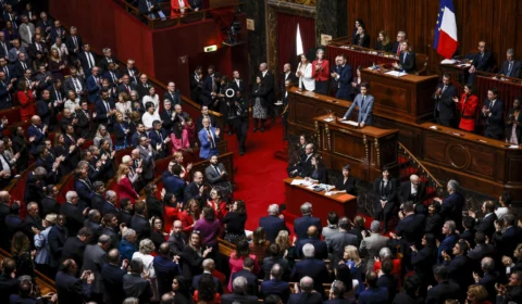 França inclui direito ao aborto na constituição em votação histórica; confira