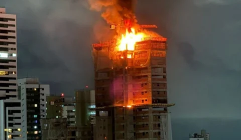 Incêndio de grandes proporções em prédio no Recife é controlado