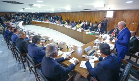 Lula sente queda de popularidade e reúne ministros; acompanhe   