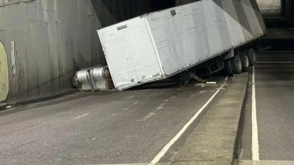 VÍDEO: Contêiner se solta de carreta e tomba em avenida de Manaus
