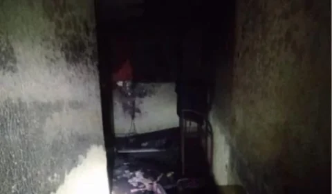 Bombeiros salvam crianças e cachorro presos em casa que pegou fogo em Manaus