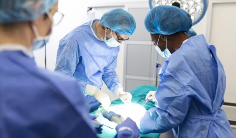 Homem é anestesiado para fazer cirurgia na vesícula e acorda com vasectomia