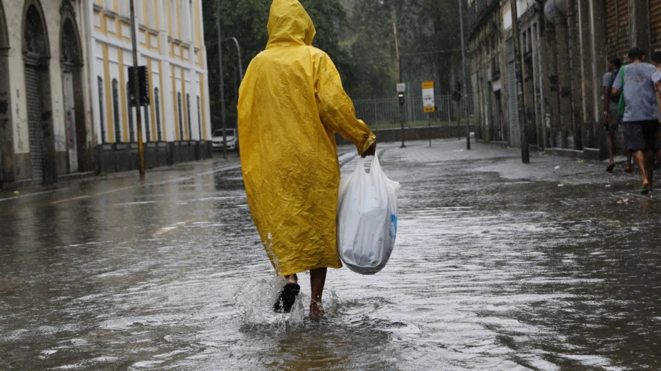 Defesa Civil Nacional auxilia vítimas dos temporais no sudeste