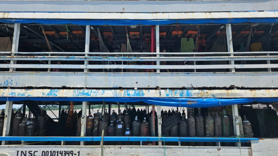 Polícia apreende 127 cilindros de oxigênio e embarcação no AM