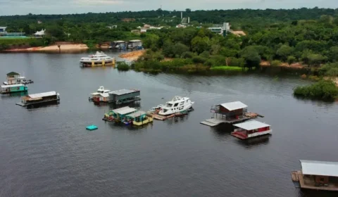 Prefeitura inicia retirada de flutuantes do Tarumã-Açu em Manaus
