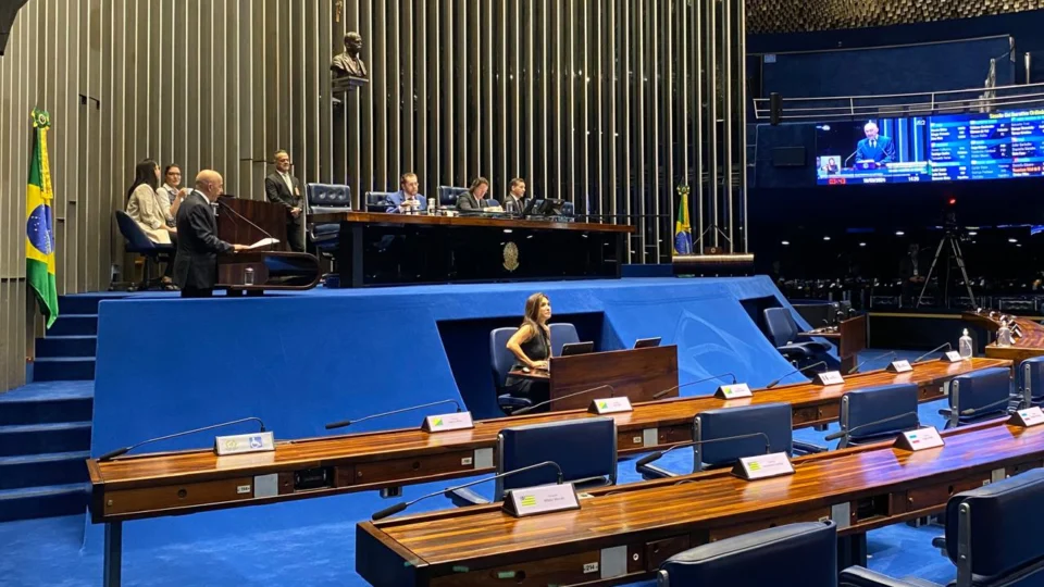 Plenário faz primeira sessão para discutir sobre a PEC das drogas