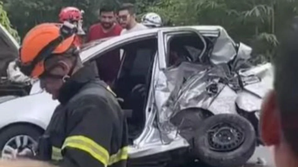 Colisão entre dois carros na BR-174 deixa um morto em Manaus