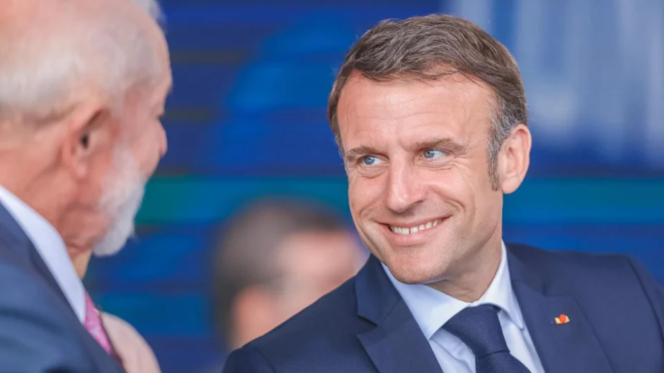 Lula recebe Emmanuel Macron no Palácio do Planalto