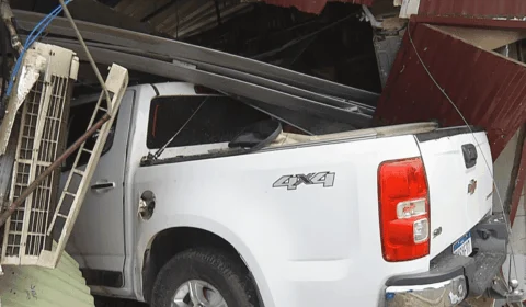 Funcionária morre e duas pessoas ficam feridas após carro invadir bar em Manaus