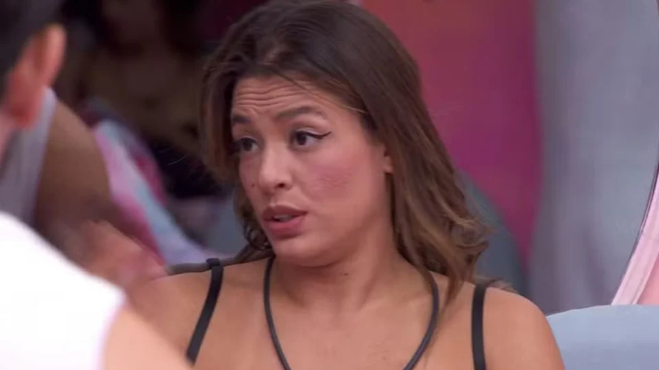 BBB 24: Beatriz faz telefone sem fio e diz que Wanessa “bateu com tamanco” em Davi