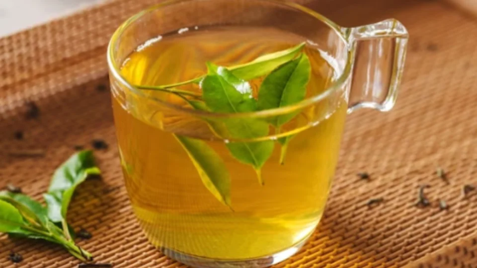 Chá de folha de mamão: veja 5 benefícios para a saúde
