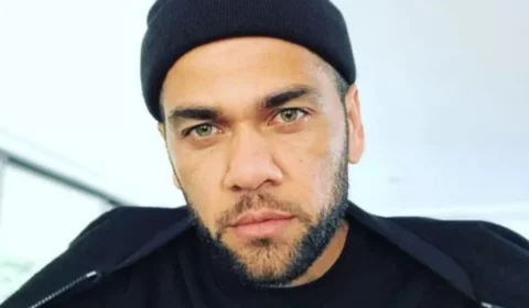 VÍDEO: Daniel Alves deixa prisão de Barcelona após pagar fiança milionária