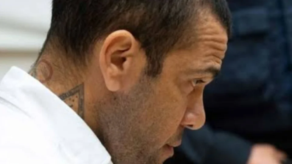 Qual é o valor da fortuna de Daniel Alves, jogador condenado por estupro?