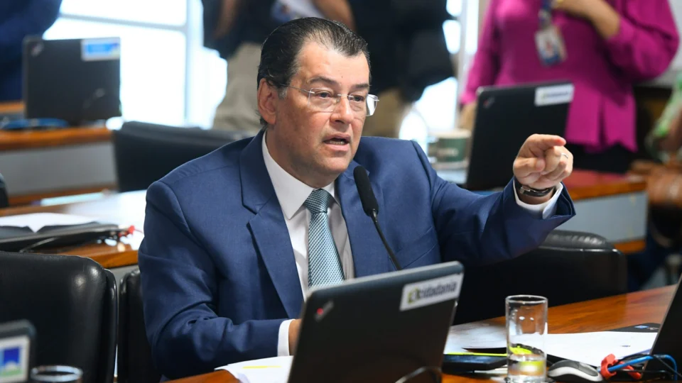 Eduardo Braga vota a favor da criminalização do porte de drogas